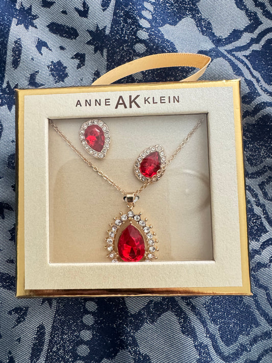 Red Teardrop Gold tone Necklace & Earrings Gift Set.